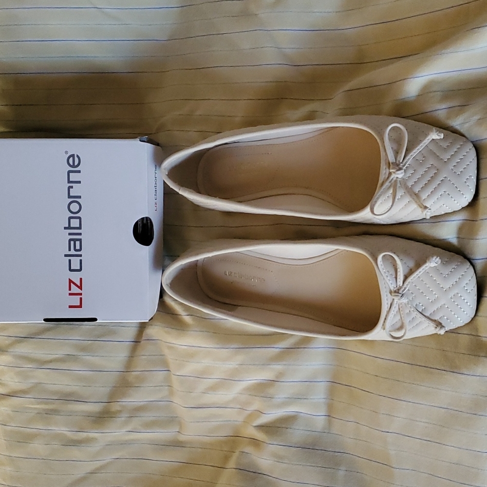 Liz Claiborne Cream Flats Woman's Size 6.5 - Picture 3 of 16